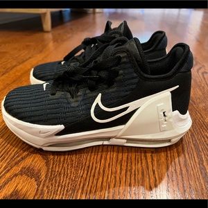 Nike Lebron Witness 6 Basketball Sneakers Shoes - Boys Size 4 - Like New